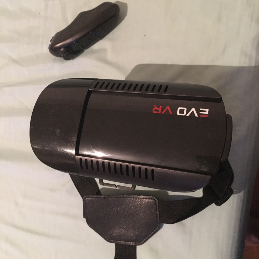 Virtual Reality Headset with Bluetooth controller - Picture 3 of 3